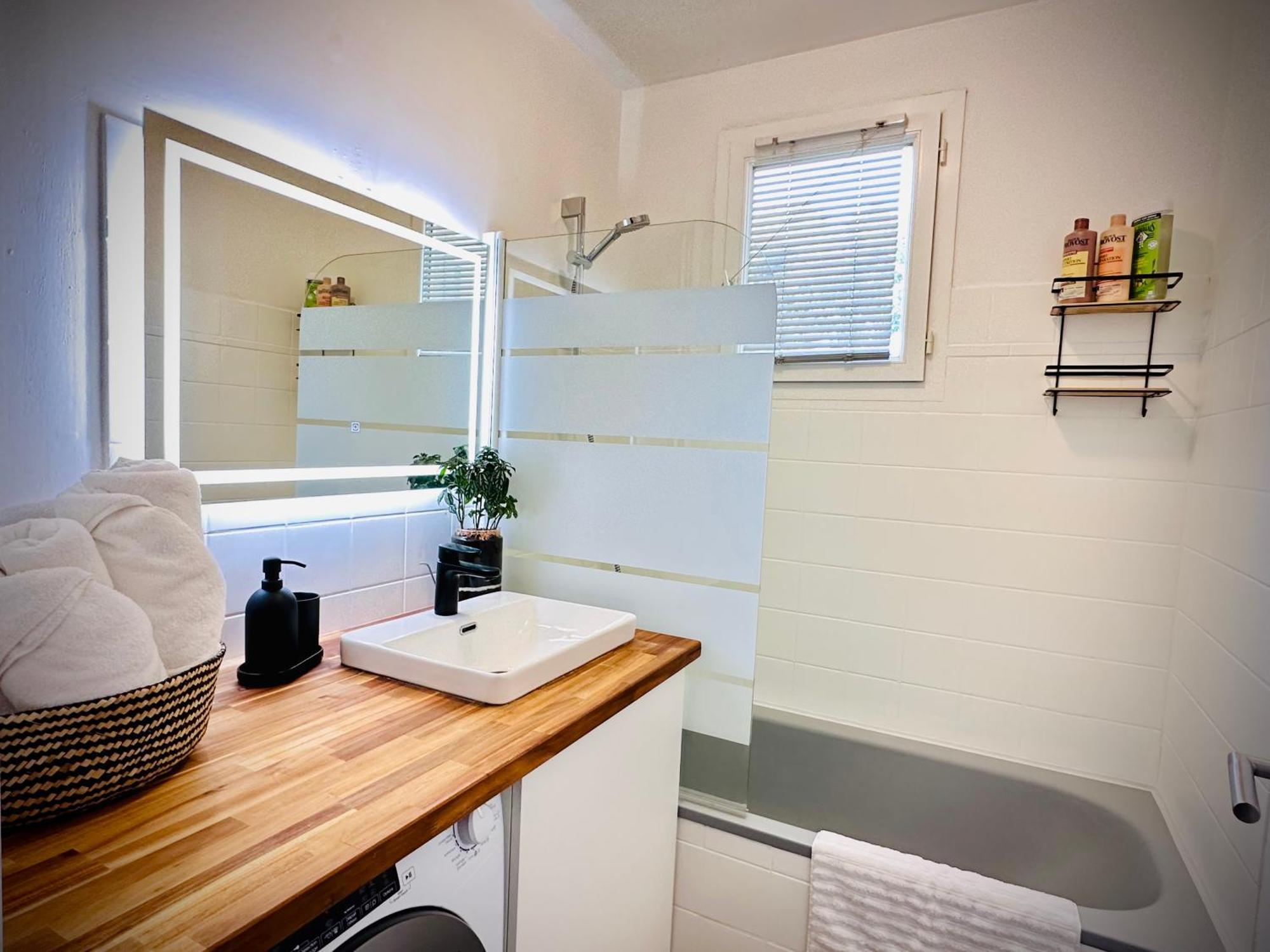 Apartment 40M2-Air Conditioning-Elevator-Underground Parking-Self Checkin! Appart Climatise 40M2-Ascenseur-Parking Souterrain -Arrivee Autonome Avignon Extérieur photo